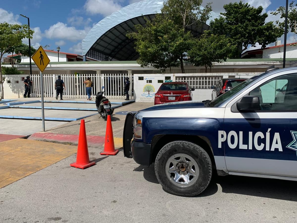 Niño lleva cartuchos de bala a su escuela en Playa del Carmen