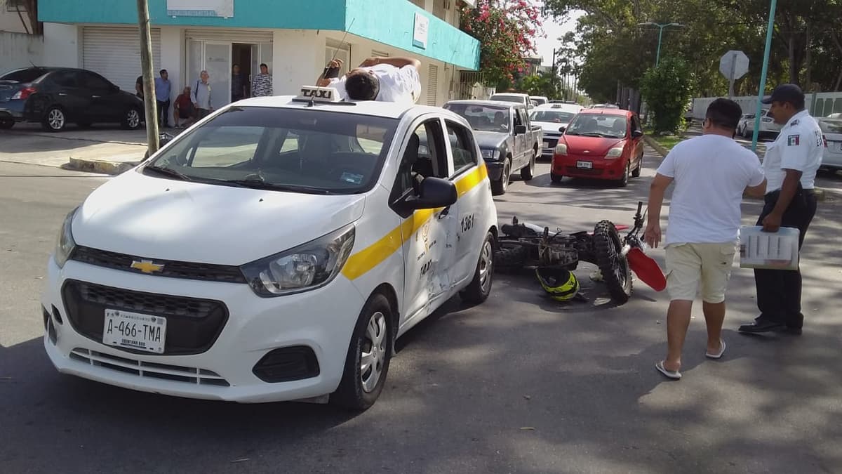 Motociclista acaba en techo de taxi tras choque en Chetumal