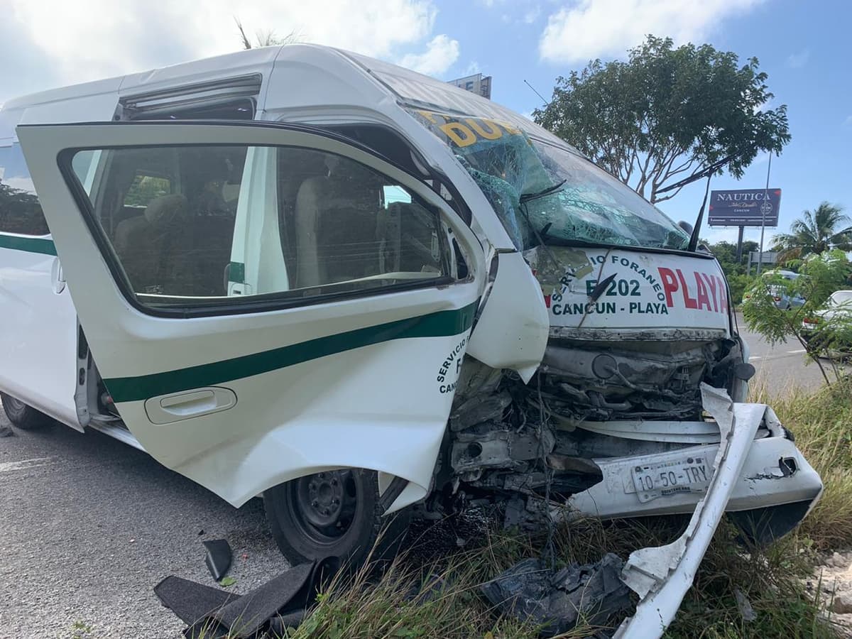 Conductor pierde el control y choca su Urvan