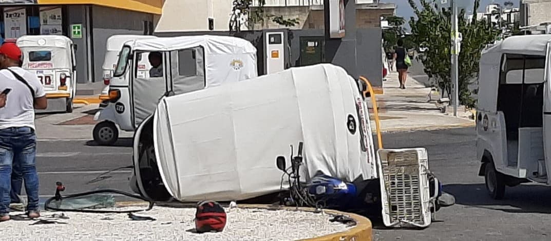 Aplasta mototaxi a motocicleta en Playa del Carmen