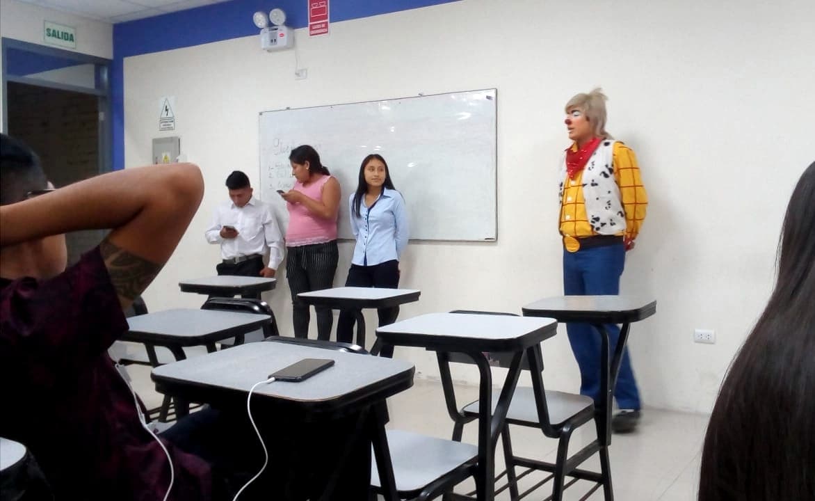 Joven expone en la escuela vestido de payaso porque no le dio tiempo de cambiarse