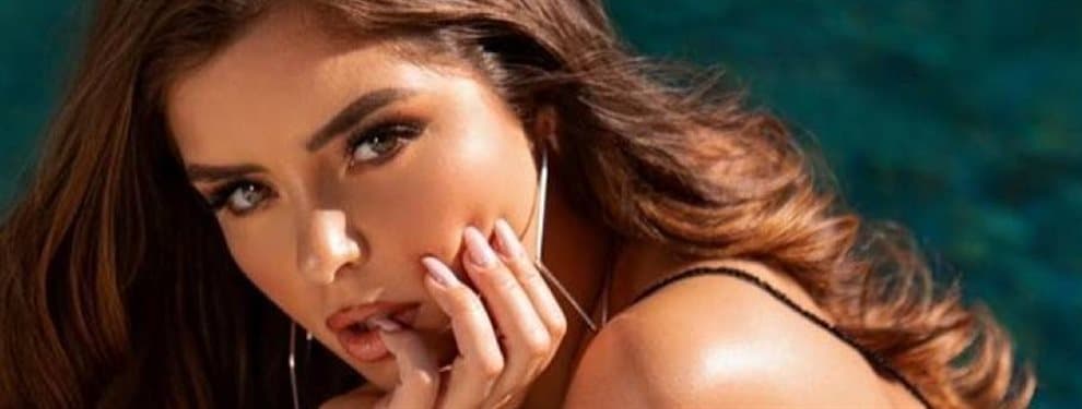 Demi Rose posa sin ropa en un cenote de Tulum