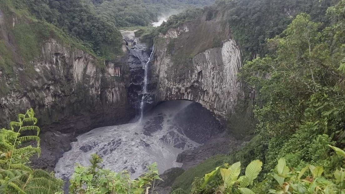 (Video) Mira el momento exacto que desaparece una cascada en Ecuador