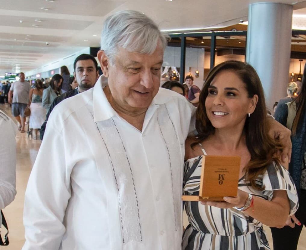 Entrega Mara Lezama moneda conmemorativa de 50 años de Cancún a AMLO