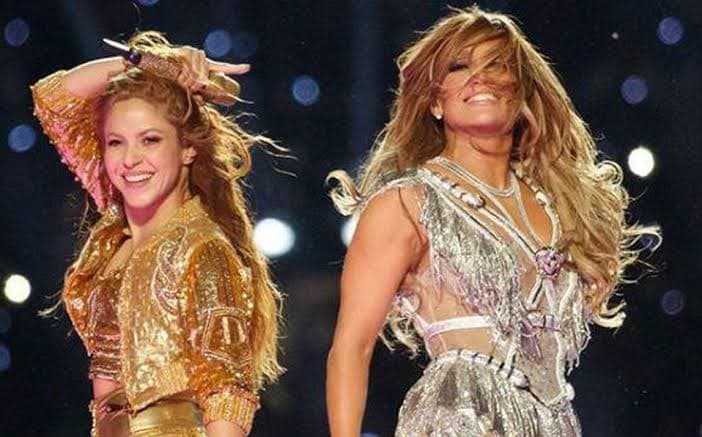 El abrazo entre Shakira y JLo que rompió los rumores de rivalidad