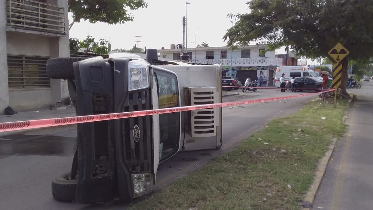 FOTOS: Aparatoso accidente vial se registra en Chetumal