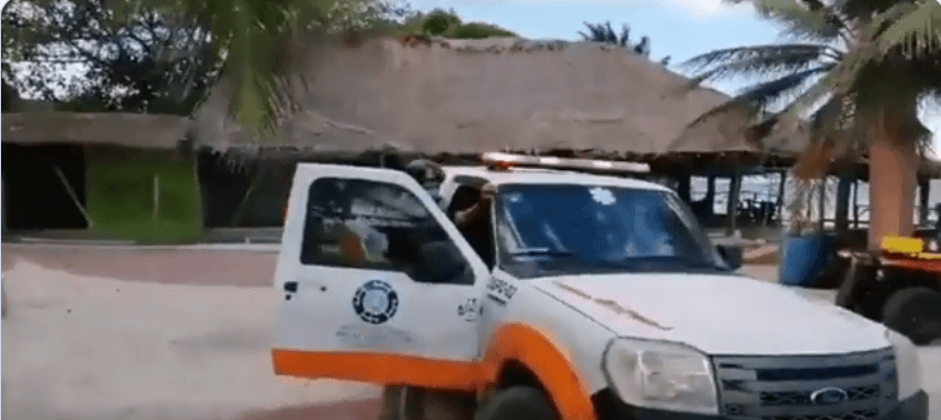 ¡Casi apocalíptico! Protección Civil pide a bañistas salir de las playas en Playa del Carmen