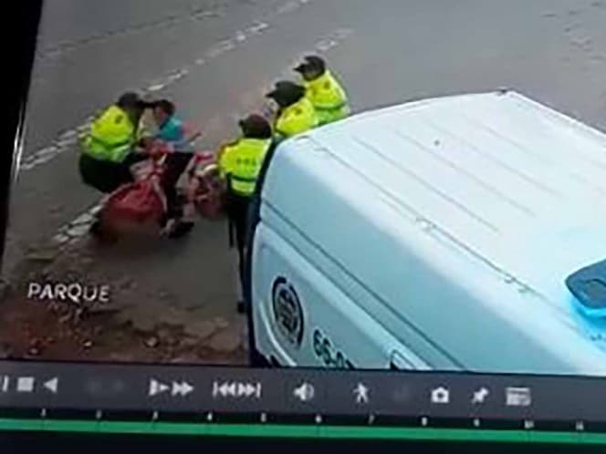 Video: Niña se lleva 'de corbata' a policía con bicicleta y se vuelve viral