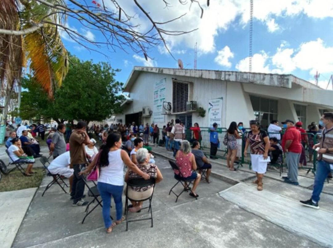 “Campamento” de adultos mayores por pago de pensión