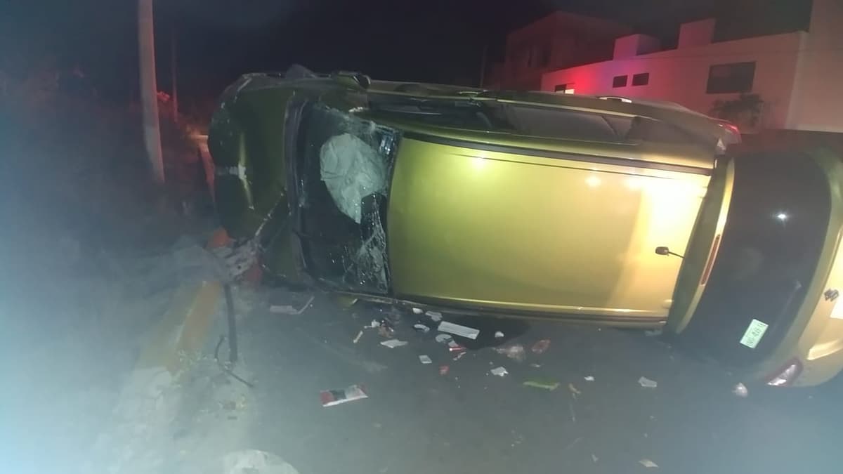 Vuelca coche en la Guayacán de Cancún