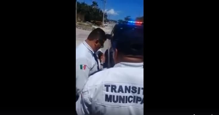 Video: Captan momento exacto en que policía de tránsito de Playa del Carmen recibe 200 pesos "de mordida"