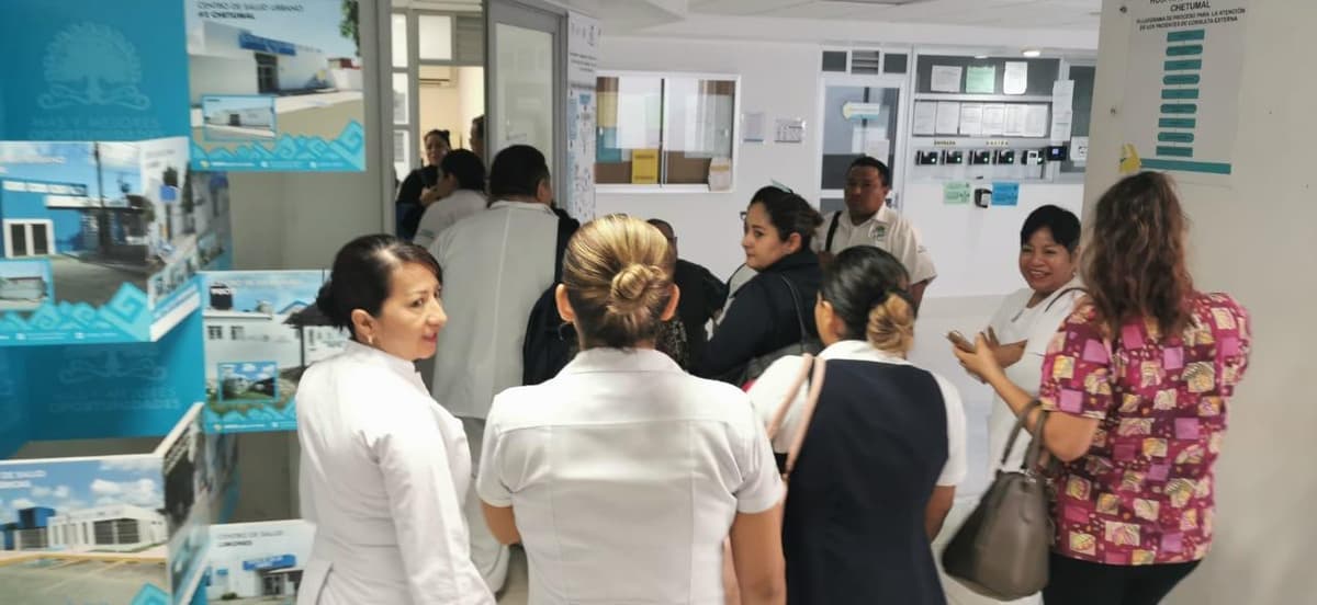 Manifestación en Hospital de Chetumal; sin indumentaria para COVID-19