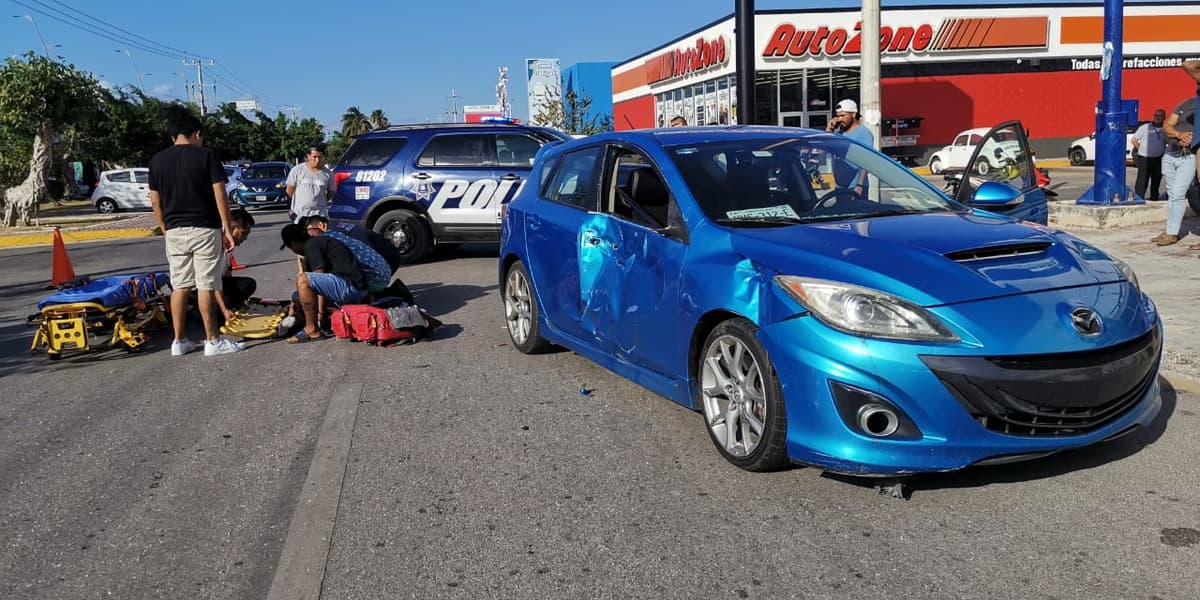 Motociclista se estrella contra automóvil, en Playa del Carmen