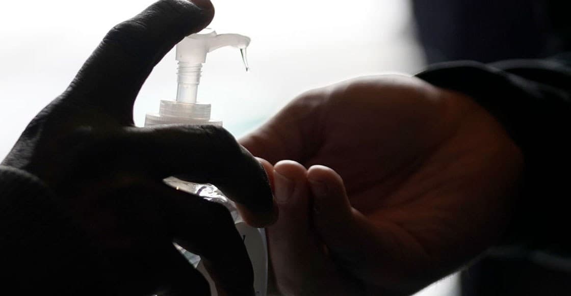 Hombre entra a una tienda con un machete para robar gel antibacterial