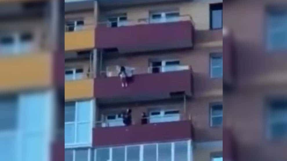 Video: Rescatista atrapa a una joven en el aire y la salva de una caída de 15 pisos