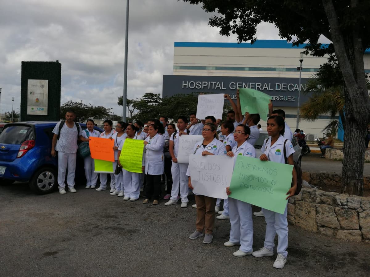 Enfermeros suplentes protestan afuera del Hospital General de Cancún