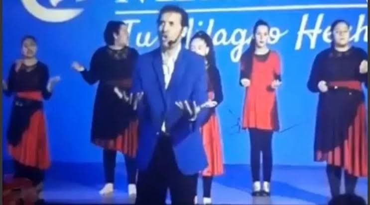 Pastor vende gel antibacterial 'bendito' contra coronavirus