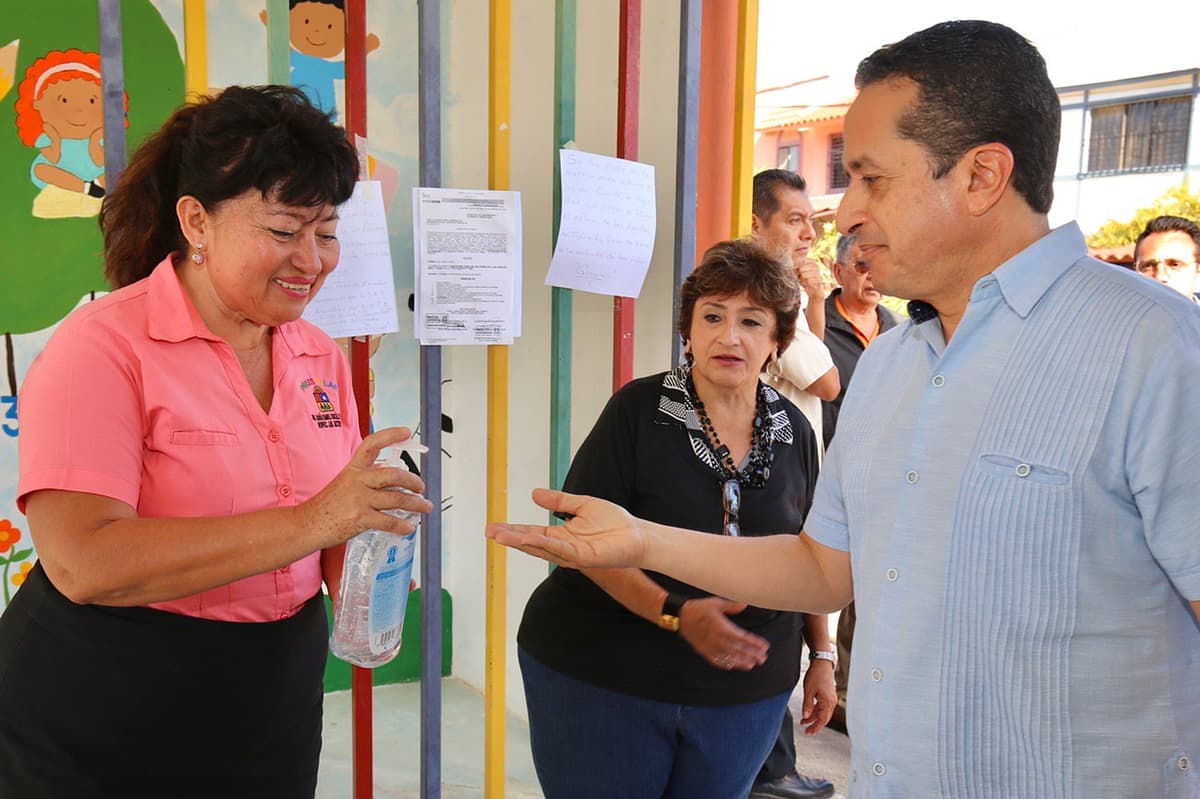 Carlos Joaquín visitó escuelas en Cancún para constatar medidas preventivas contra el coronavirus
