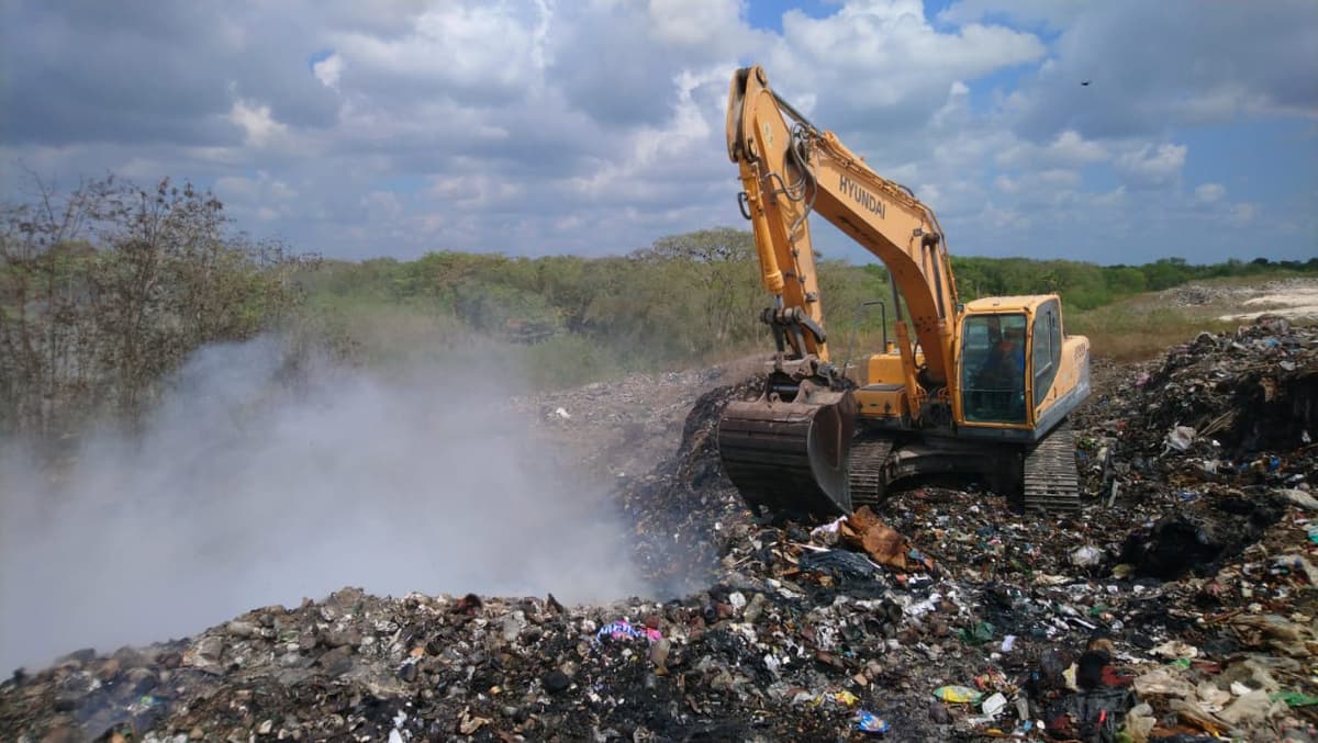 A punto de perder el control del incendio en basurero de Chetumal