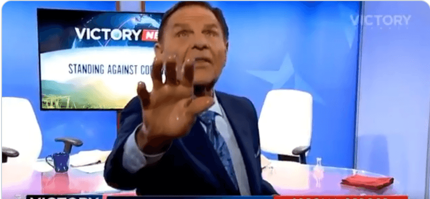 Pastor 'cura' de coronavirus a sus seguidores a través de la pantalla