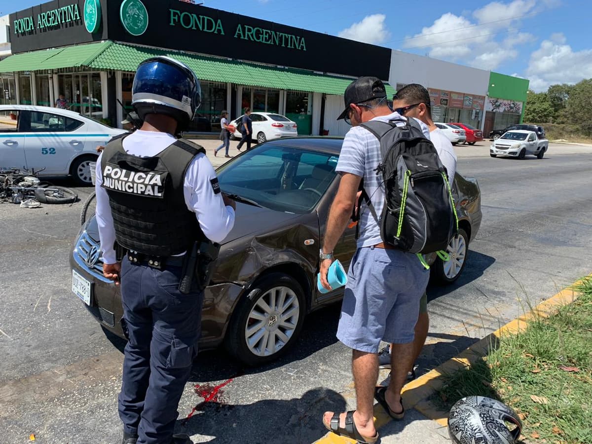 Patrulla atropella a dos en moto, durante persecución de asaltantes en Playa