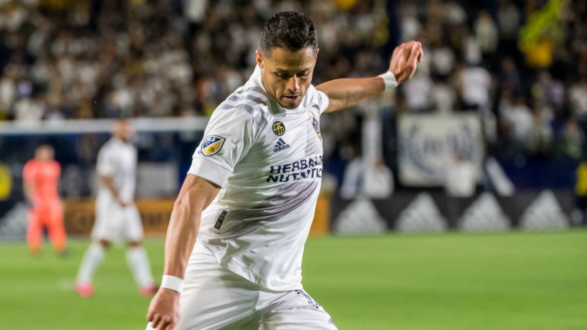 "Chicharito" busca un asistente personal