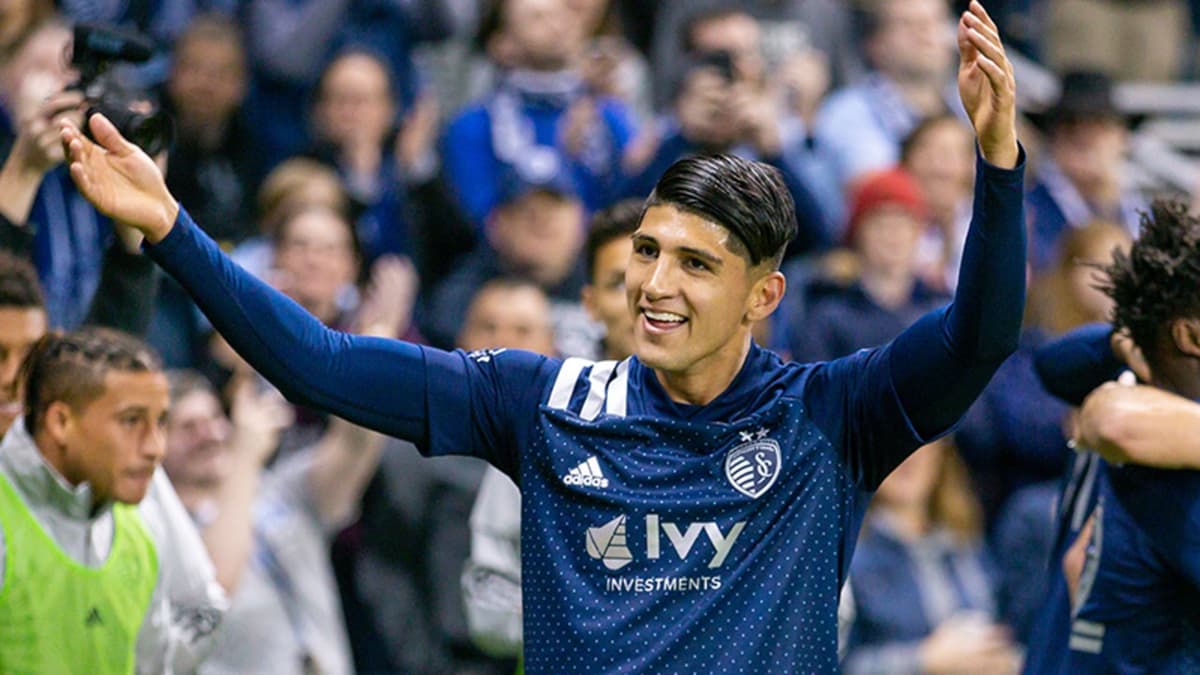 Alan Pulido saca su frustración por el coronavirus