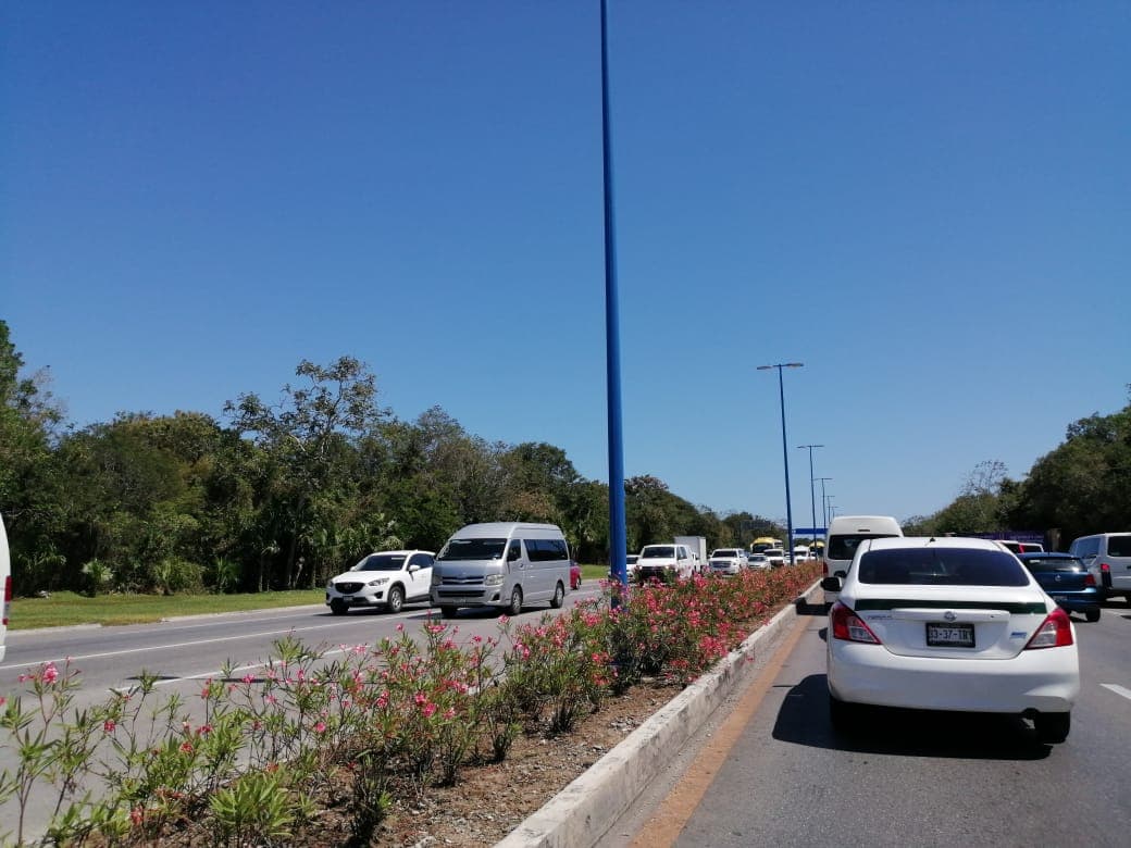 ¡Se paraliza tránsito rumbo al aeropuerto de Cancún!