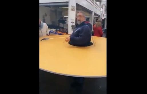 Por coronavirus, italiano evita que se le acerquen con un circulo de cartón