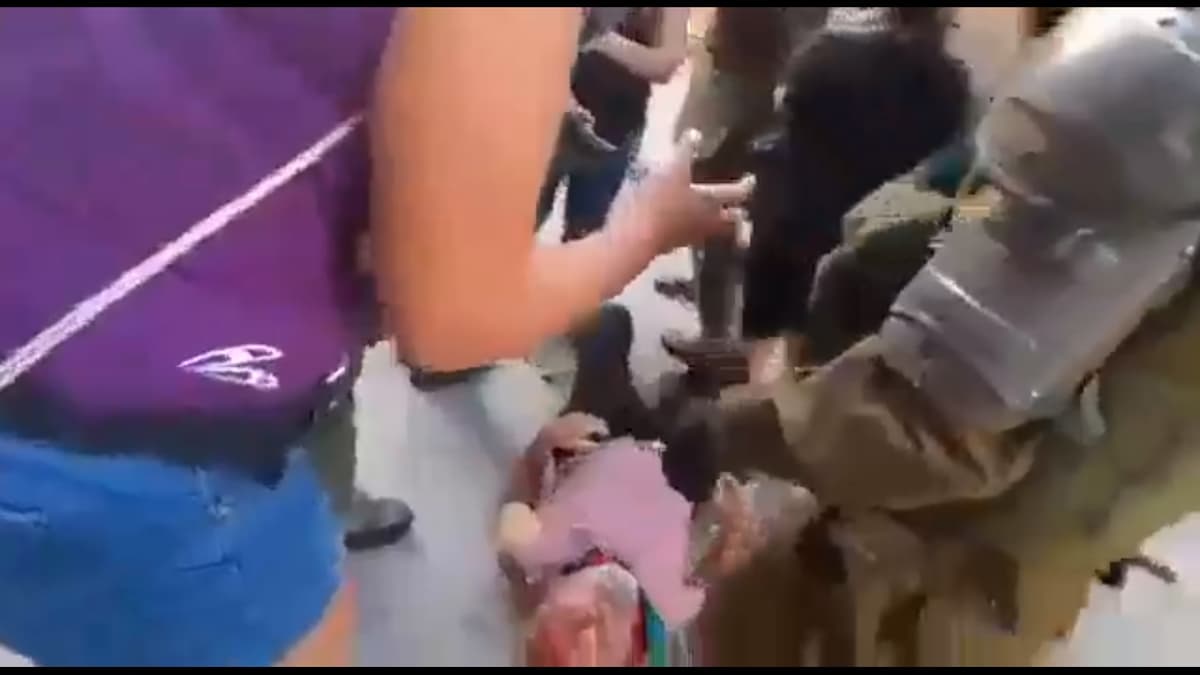 (Video) Carabineros de Chile golpean a un ancianito durante manifestación