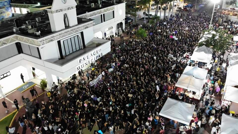 ¡Mujeres demuestran su poder! en marcha feminista de Playa del Carmen