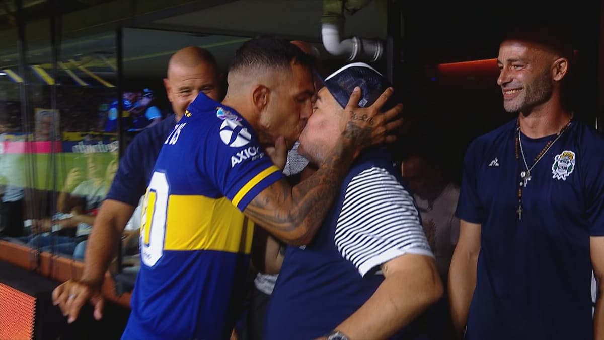 Para la posteridad: el beso entre Maradona y Tévez