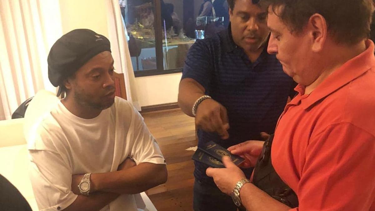 Va de nuevo, policía paraguaya regresa por Ronaldinho