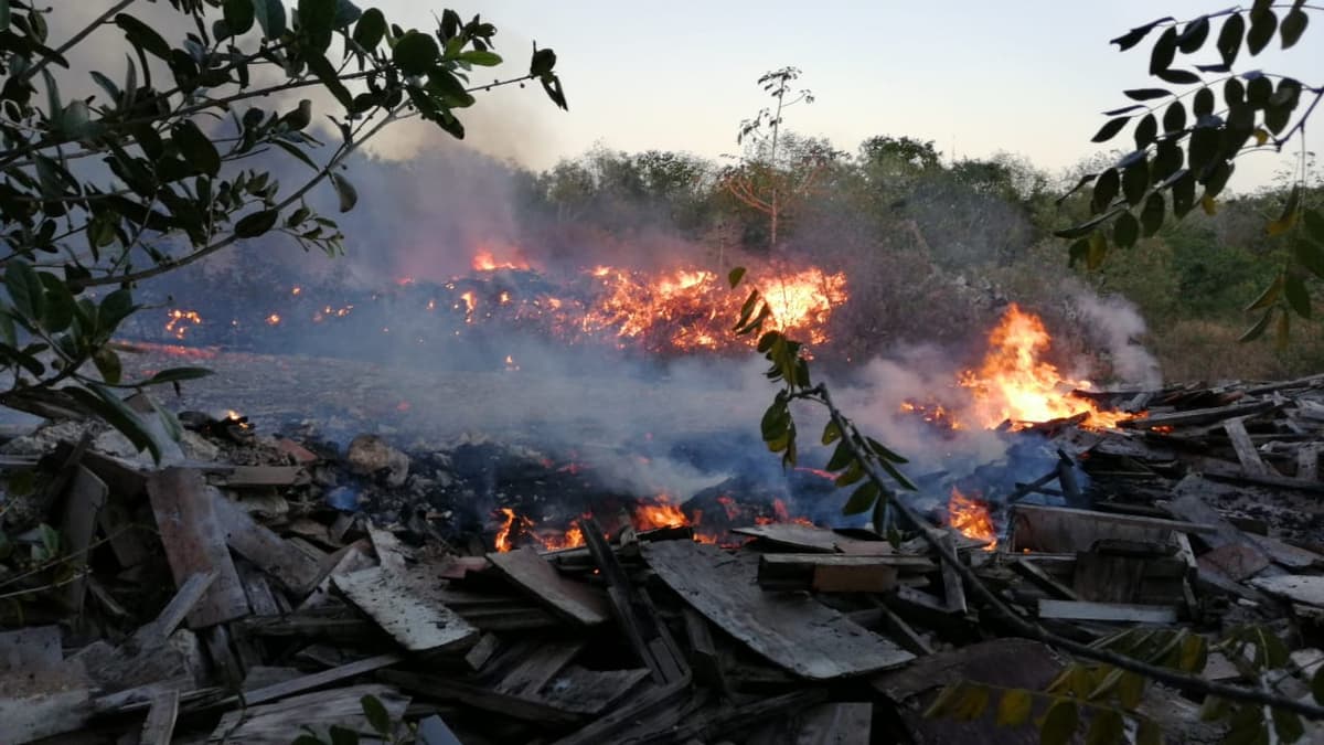 Arde basurero clandestino y amenaza con salirse de control en Playa del Carmen