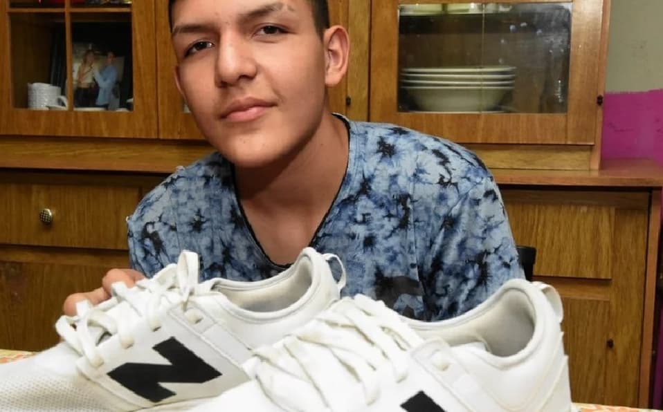 Basquetbolistas ayudan a joven que iba descalzo a la escuela porque no tenía zapatos de su talla