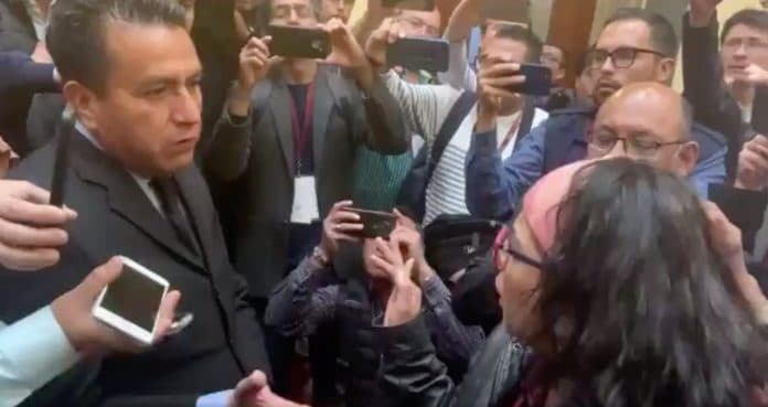 Periodista y feminista "se agarran del chongo" en la 'Mañanera'