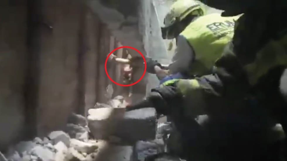 Video: Rescatan a bebé atorada entre las paredes de dos edificios de la Ciudad de México