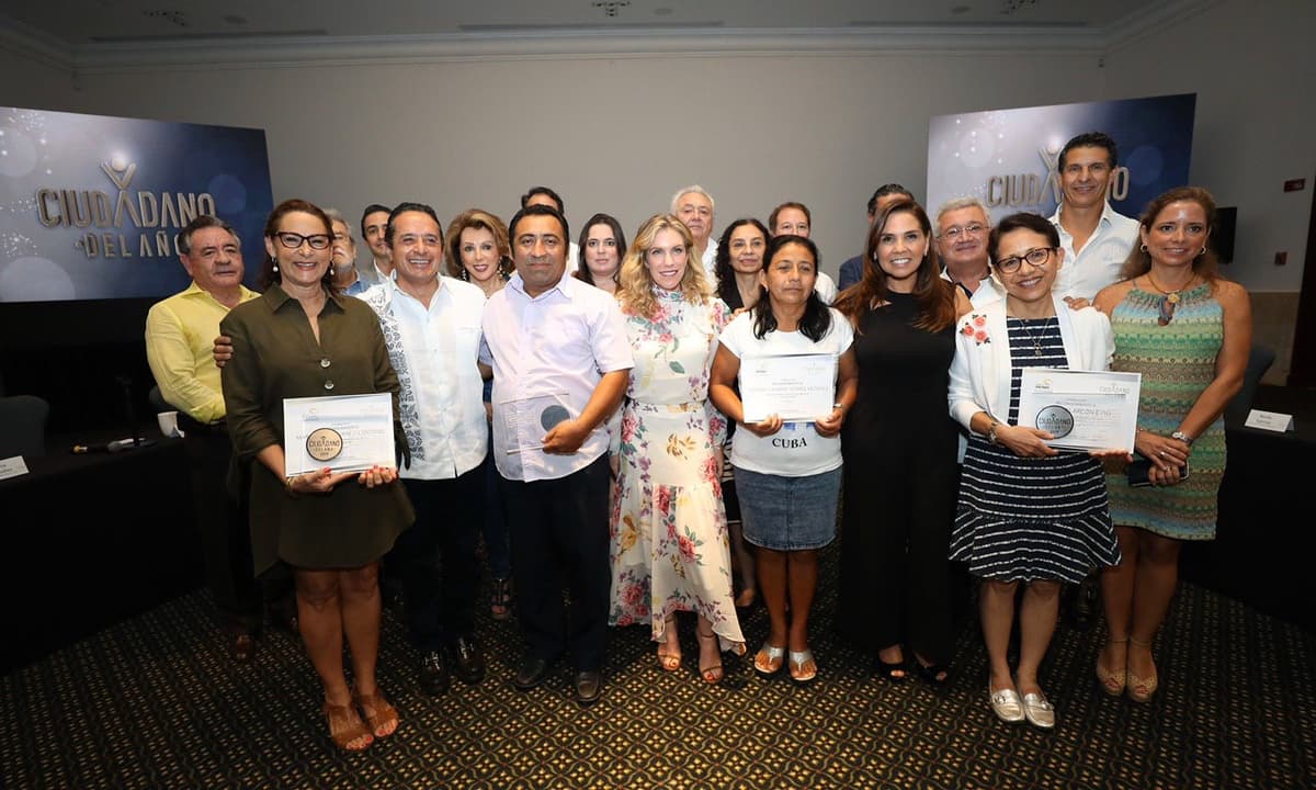 Carlos Joaquín entrega reconocimientos a mujeres designadas “Ciudadana del Año”