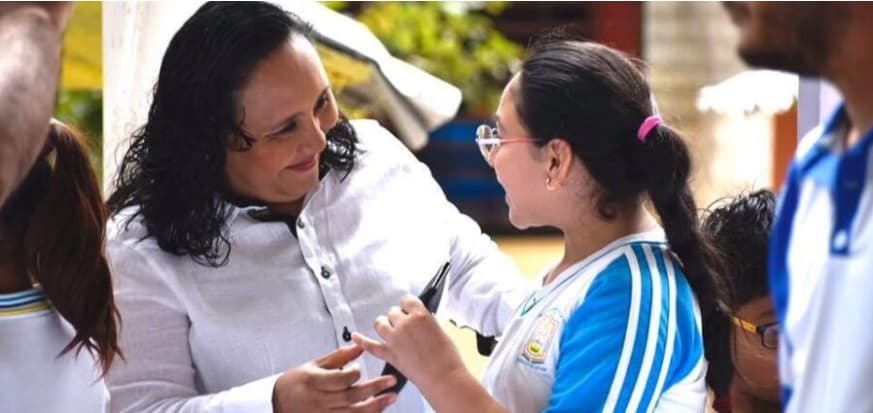 Entrega Cristina Torres lentes a niños de primaria en Playa del Carmen