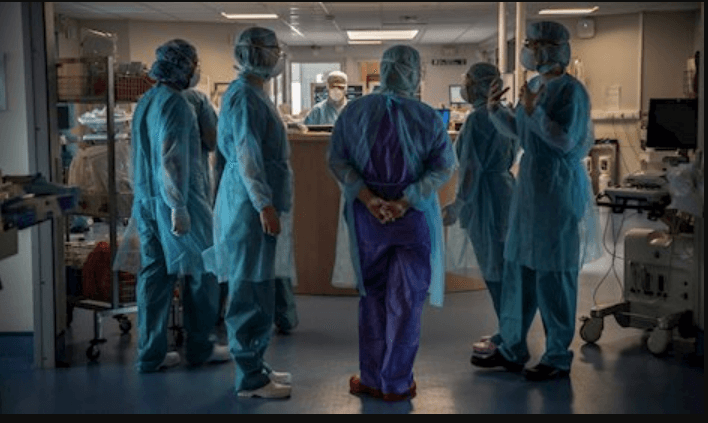 Joven con síntoma de Covid-19 acude a hospital y lo regresan; no había camas disponibles