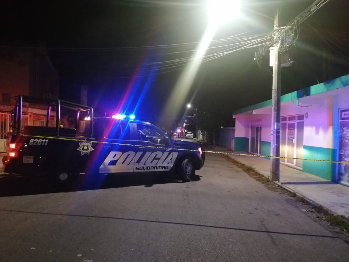 Balean camioneta y dejan narcomensaje en Playa del Carmen