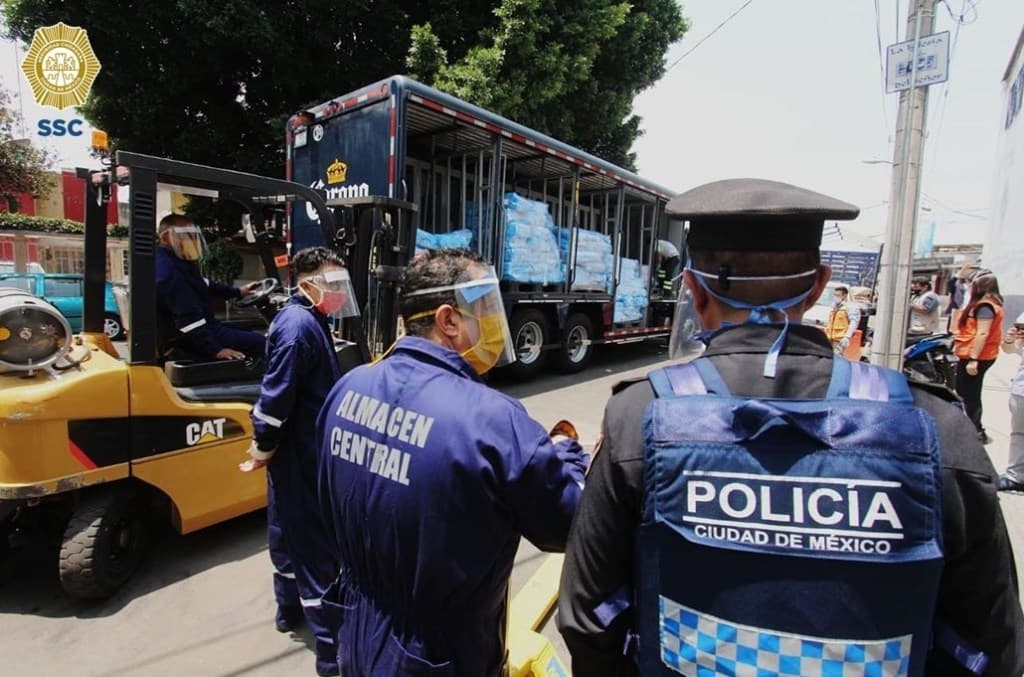 Grupo Modelo dona a policías medio millón de cubrebocas