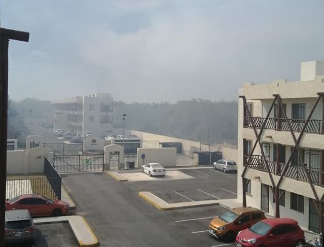 Invade humo fraccionamientos de Playa del Carmen, por incendio forestal