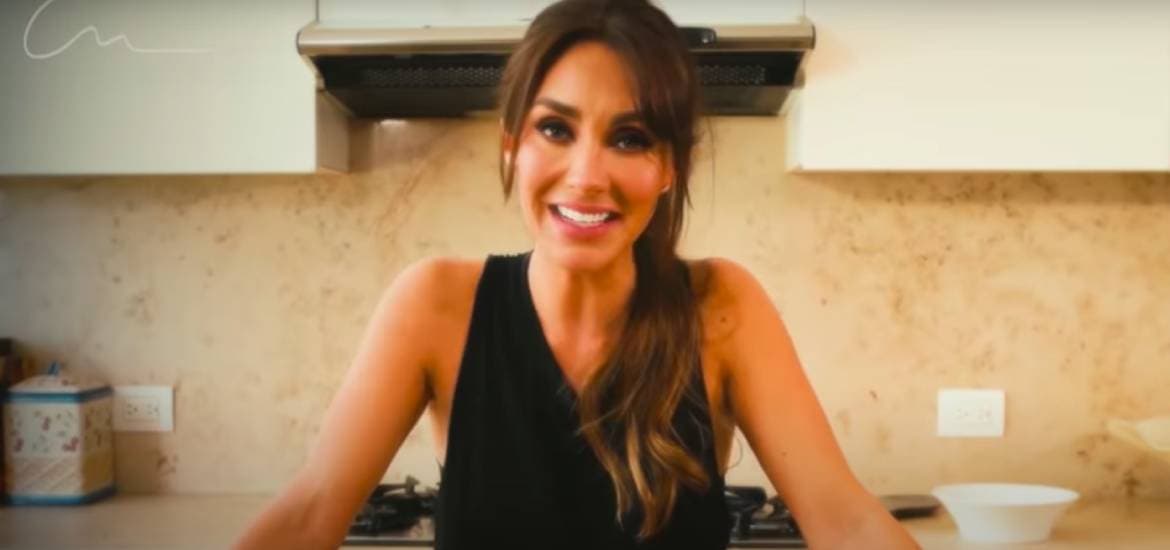 Crean piñata de Anahí haciendo enfrijoladas y la cantante reacciona