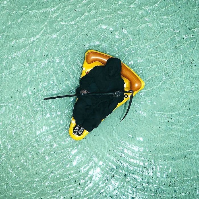 Galería: Se disfraza de "La Muerte" para advertir del coronavirus en las playas