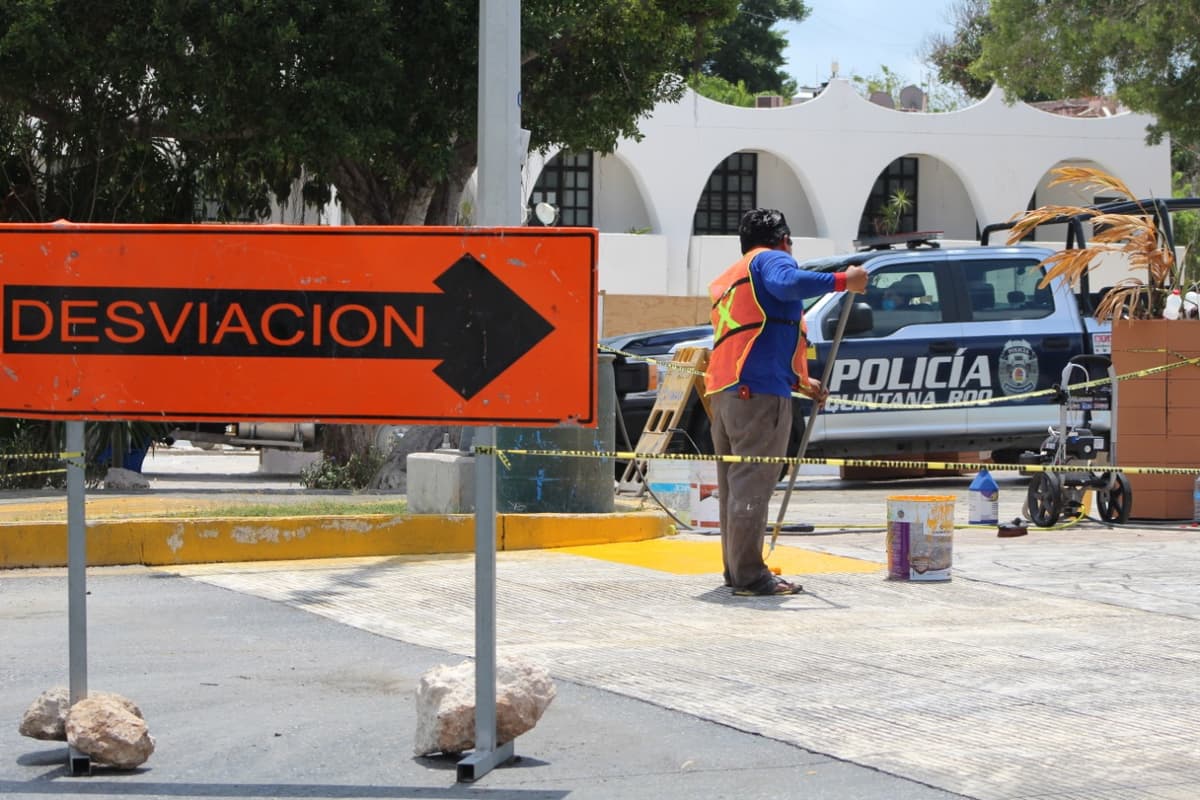 Avanza remodelación frente al Palacio Municipal de Cancún