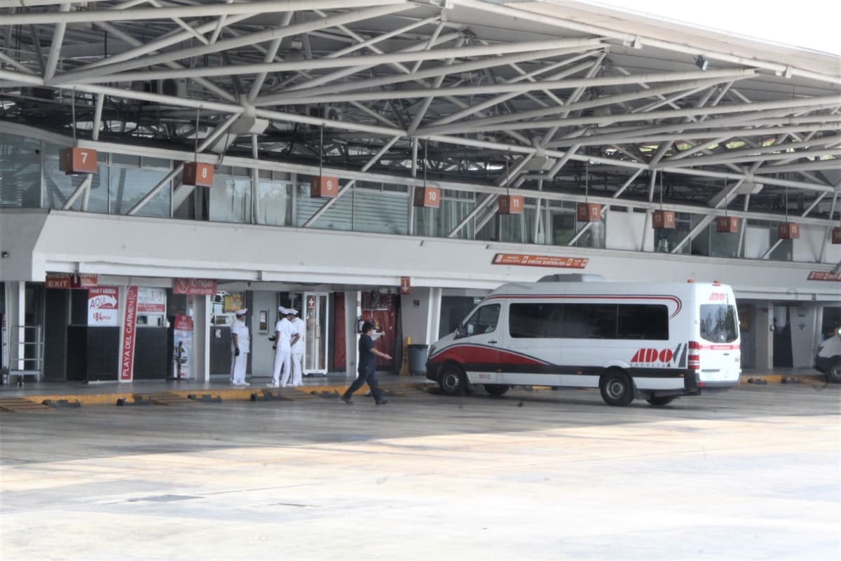 Guarda ADO sus autobuses y saca vanes ante poca afluencia