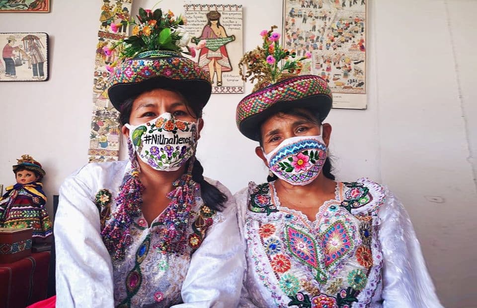 Mujeres indígenas crean cubrebocas artesanales