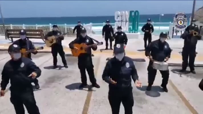 Policía de Quintana Roo celebra los 50 años de Cancún con "Las mañanitas"