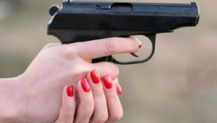 Escolta recibe balazo de su propia esposa "por error" en Cancún